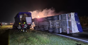 Tragedia-en-Córdoba-una-mujer-murió-tras-chocar-contra-un-camión-e-incendiarse-su-auto-Infobae-04-08-2026_11_05_AM