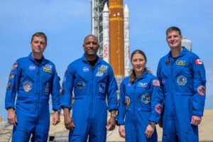 Los astronautas de Artemis II llegan a la plataforma de lanzamiento en Florida