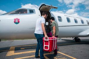 subiendo-el-organo-al-avion