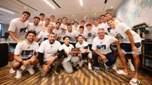 El-regalo-del-plantel-de-la-Seleccion-a-Lionel-Mes