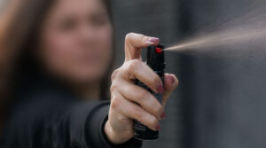 brasil-autoriza-a-las-mujeres-a-llevar-un-espray-de-gas-pimienta-para-defenderse-1068x593