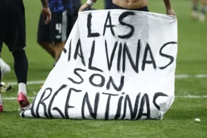 la-bandera-las-malvinas-son-argentinas-se-convirtio-un-simbolo-la-semifinal-inglaterra-y-argentina