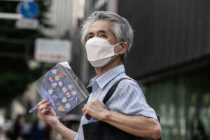 un-hombre-se-refresca-con-un-abanico-en-una-calle-de-tokio-foto-afpandrew-caballero-reynolds-UXEUAACQNFFAFGNCHHFIAMMHDQ