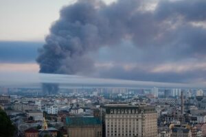 una-columna-de-humo-se-eleva-sobre-el-centro-de-la-ciudad-tras-un-ataque-ruso-el-jueves-2-de-julio-de-2026-en-kiev-ucrania-foto-de-archivo-ap-fotoefrem-lukatsky-DE4VY2E7JLM5FJXKHNILSVO6LE