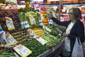 una-mujer-hace-la-compra-en-el-supermercado-europa-press