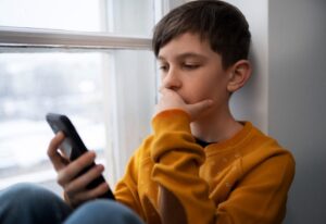 Ninos-con-celular-antes-de-los-13-anos