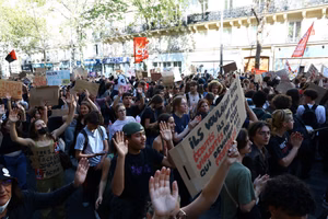 miles-de-estudiantes-participan-de-las-protestas-en-francia-foto-reutersyves-herman-M2XKTUHSI5BBLQ3UBEVDXNS4EU